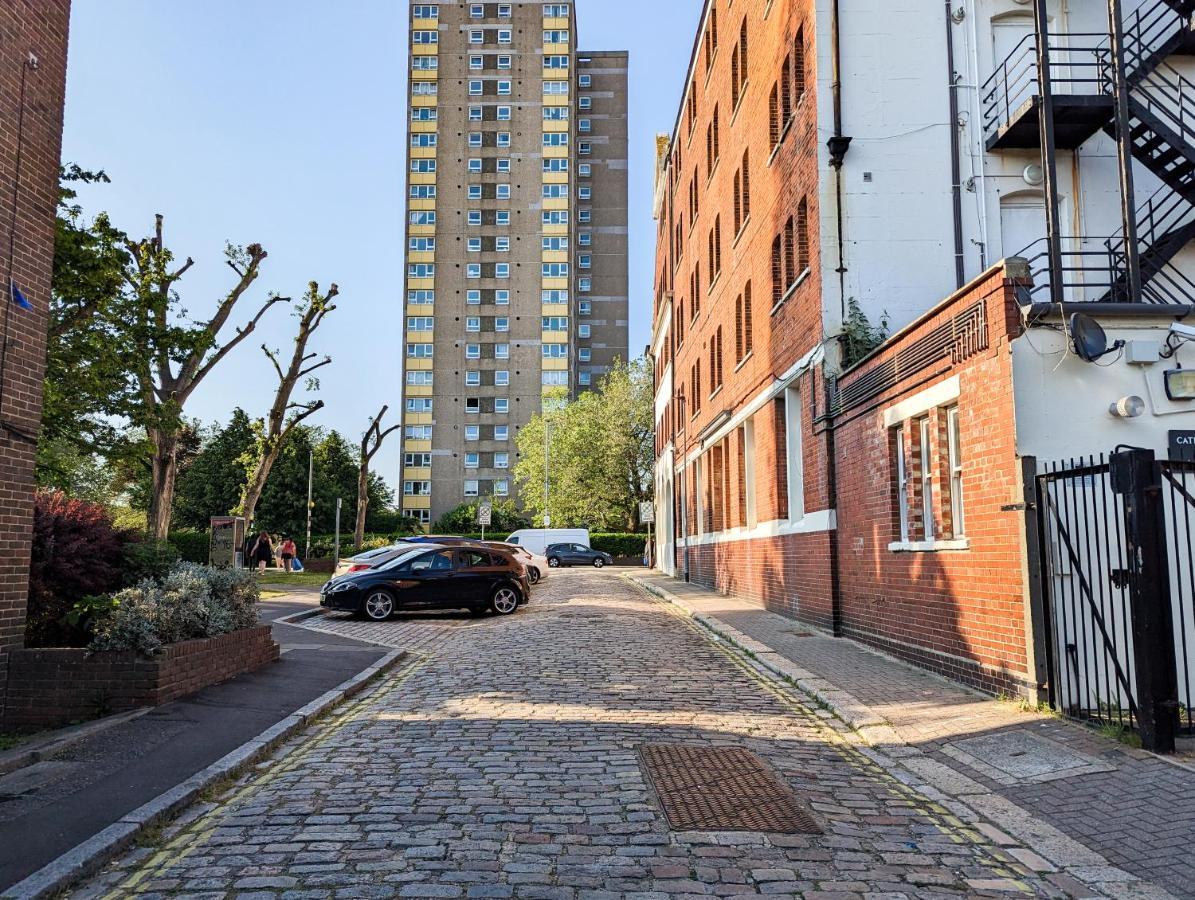 Cozy Central Apartments - With Private Kitchens & Bathrooms ポーツマス エクステリア 写真